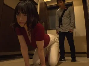Hai chị em gái xinh đẹp và trong sáng của thập niên 00, một người trông hơi giống Dilraba Dilmurat, đang quan hệ với bạn thân nam của mình, người đàn ông đó rất hạnh phúc