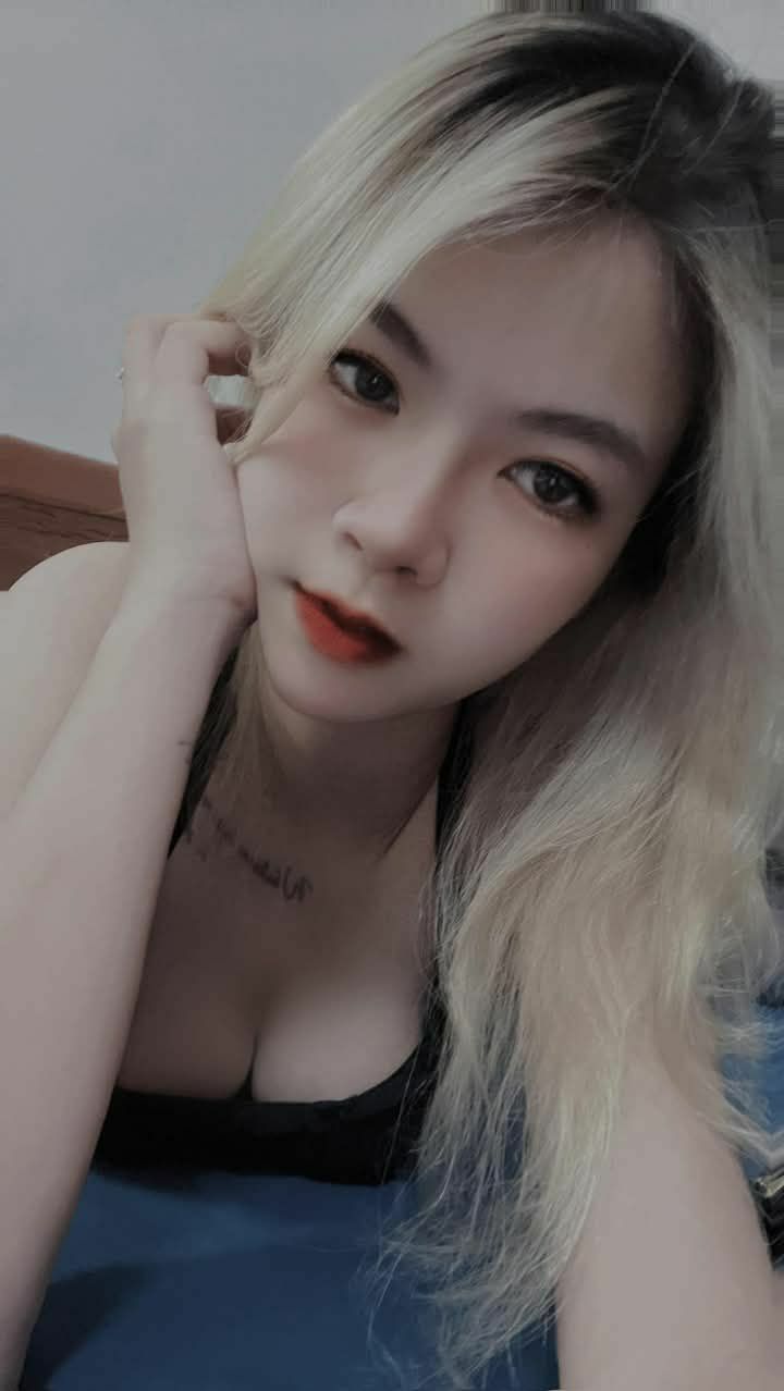 Rất khuyến khích! Ba người đàn ông và hai người phụ nữ cùng cô bé loli hư hỏng! Em gái siêu mềm mại, từng người một, đụ cái lồn mềm mại của em, và có một ông già đang quay phim bên cạnh em
